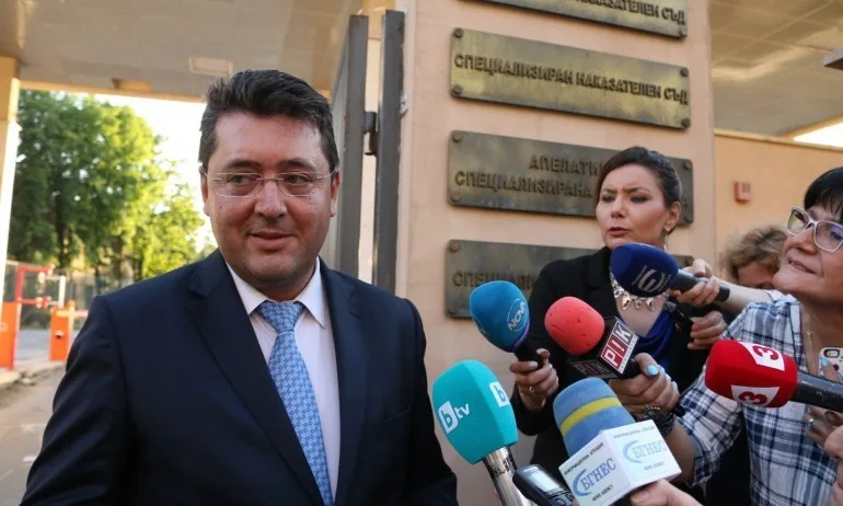 Странният приятелски подарък за Пламен Узунов - Tribune.bg