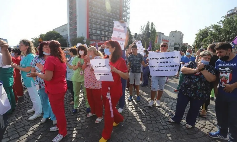 Служители и пациенти на Пирогов излизат пред Президентството на протест под наслов Не на терора над болниците - Tribune.bg