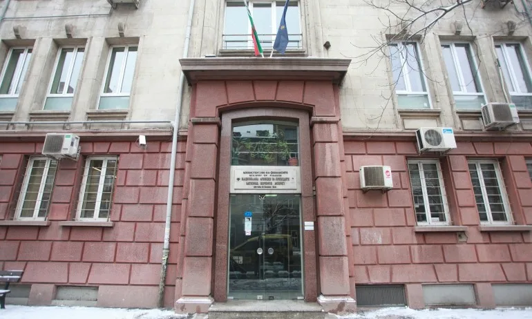 НАП проверява 400 души без доходи - купували луксозни стоки - Tribune.bg