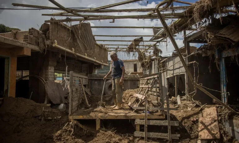 Свлачища и наводнения във Венецуела, има загинали - Tribune.bg