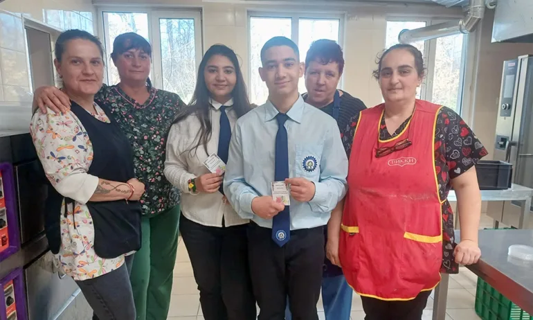 Общинският ученически съвет зарадва дамите от социалните услуги за 8 март - Tribune.bg