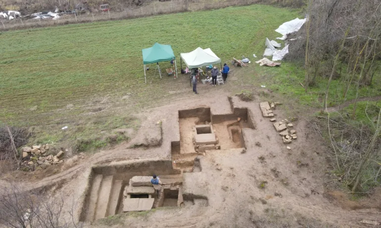 Римска гробница на центурион от I Италийски легион бе разкрита при изкореняване на дърво в имот край Свищов (СНИМКИ) - Tribune.bg