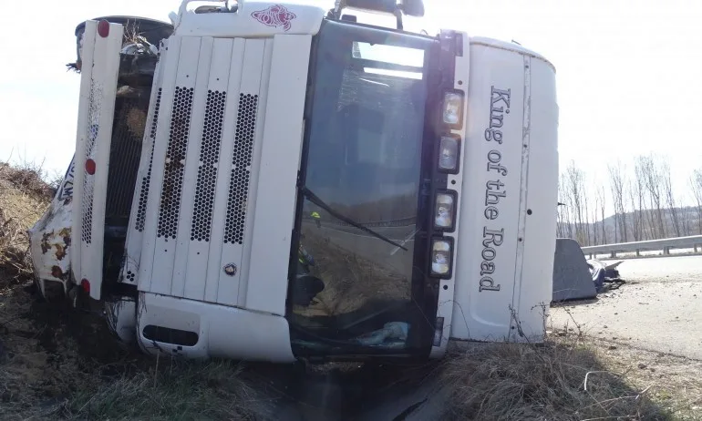 ТИР се обърна на Тракия, новата мантинела спря преминаването му в насрещното платно - Tribune.bg