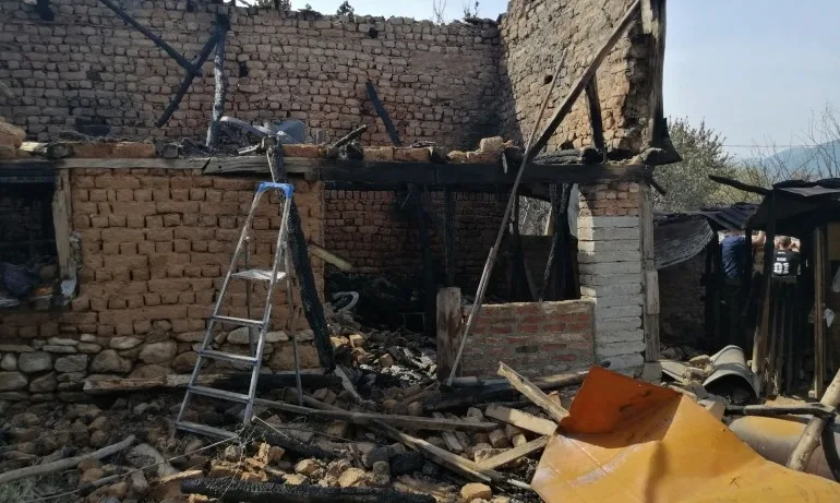 Разкрита е дарителска сметка за хората с изгорели домове в Старосел - Tribune.bg