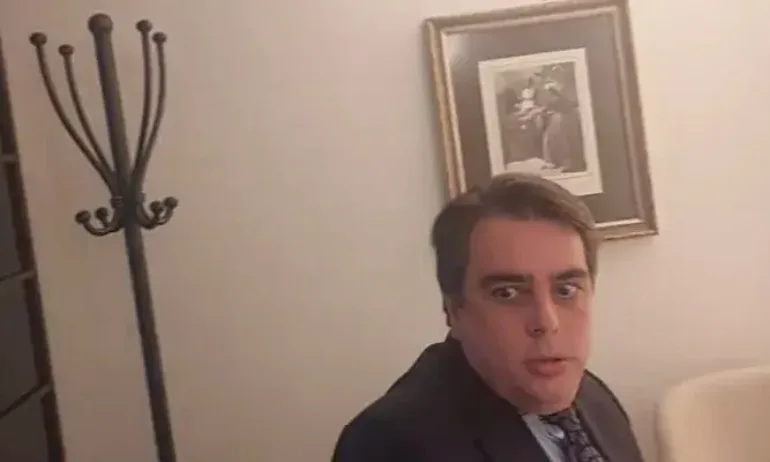 Василев изхвърли репортер от ресторант: Ще ти счупим главата (ВИДЕО) - Tribune.bg