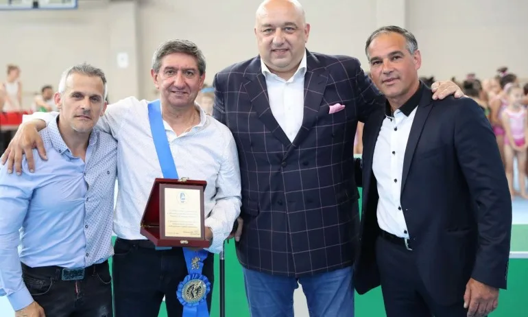 Министър Кралев връчи Венец на победителя на гимнастика Стоян Делчев - Tribune.bg