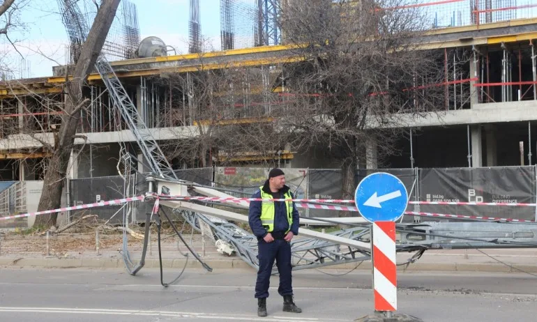 Голям строителен кран падна в Младост - Tribune.bg