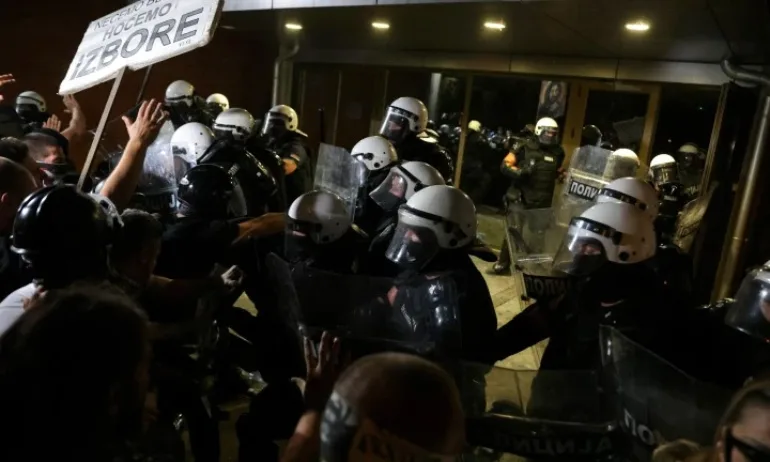 Сблъсъци с полицията в Белград след смърт на студентка, скочла от прозорец на университета - Tribune.bg