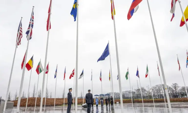Знамето на Швеция беше издигнато пред централата на НАТО (ВИДЕО) - Tribune.bg