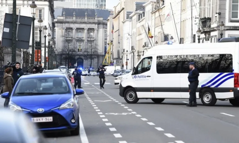 Мъж с коктейл Молотов проникна в двора на Елисейския дворец - Tribune.bg