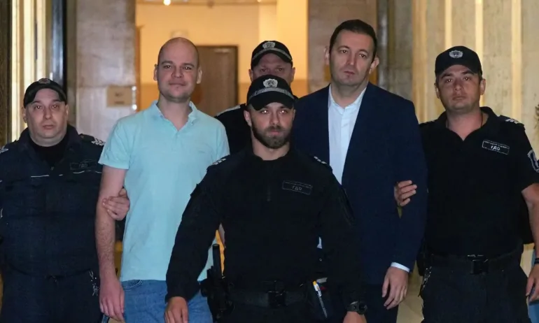 Съдът решава по обжалването на мярката на Никола Барбутов и Петър Рафаилов - Tribune.bg