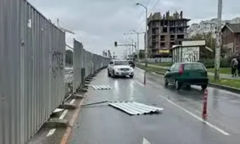 Предпазни огради от изкопа за метрото се откъснаха и се врязаха в движеща се кола - Tribune.bg