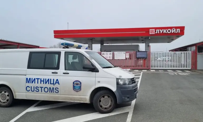 150 служители на митниците влязоха на проверка в данъчните складове на Лукойл - Tribune.bg
