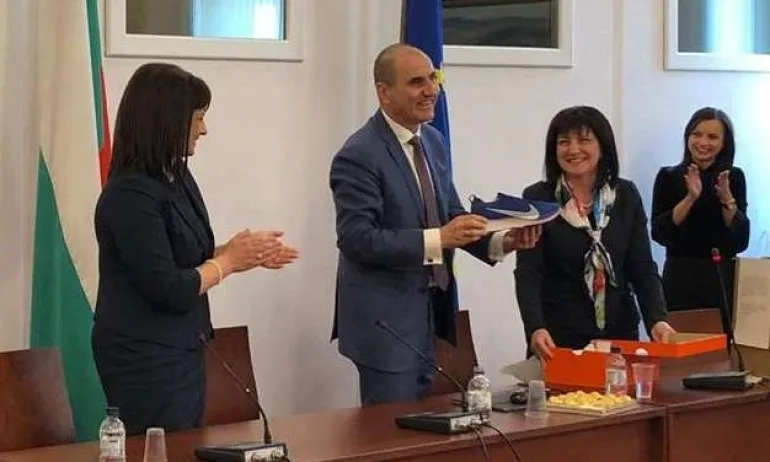 Цветанов показа маратонките - Tribune.bg