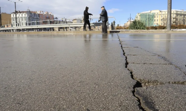Настилката на Лъвов мост е в гаранция, строителят ще я оправя безплатно - Tribune.bg