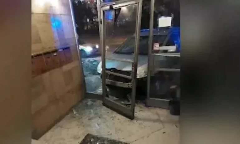 Кола влезе във вход на кооперация в София, има пострадал - Tribune.bg
