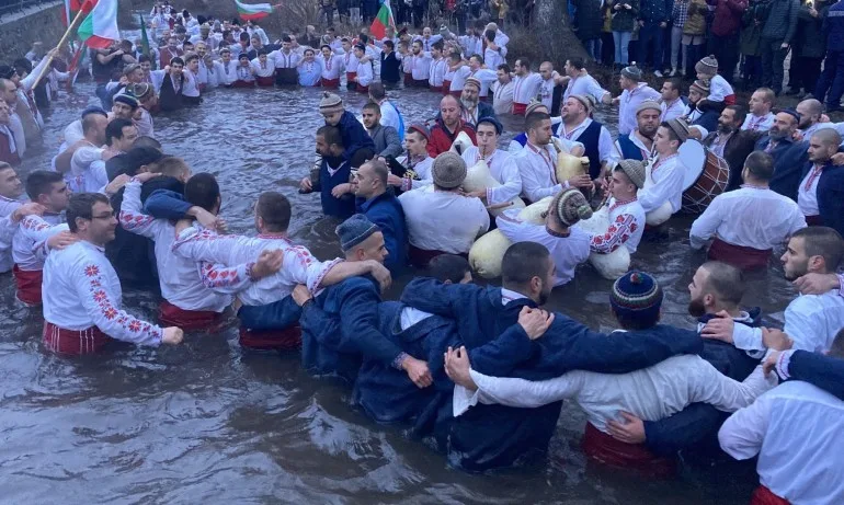 Въпреки забраните, калоферци се събраха на традиционното хоро в река Тунджа за Богоявление - Tribune.bg