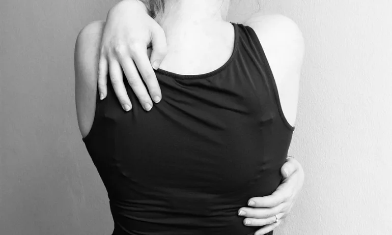 Мъж преби жестоко бившата си приятелка в Белене - Tribune.bg