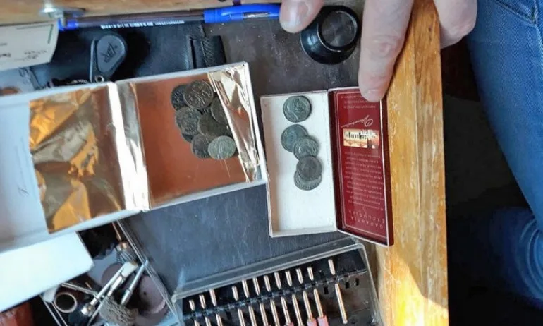 Иманяри крили в тайници под земята над 1500 антики - Tribune.bg