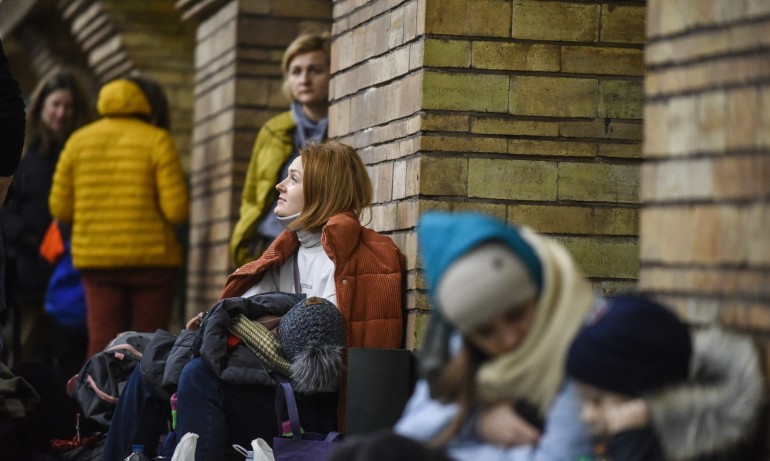 Букурещ: Над 10 000 украинци са в Румъния, хиляди пътуват към България и Унгария - Tribune.bg