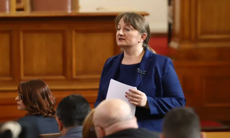 Сачева: ПП каква отговорност биха поели за тегленето на нов дълг от 13 млрд. лв. - Tribune.bg