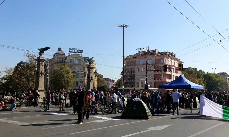 Протестър на ДБ: Аре идвайте бе, племе закъсняло - Tribune.bg