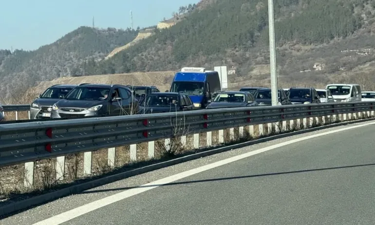Ограничават временно движението на камиони - Tribune.bg