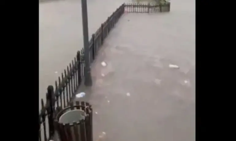 Наводнения в Турция: Потопът отнесе бебе. Разрушени са пътища и домове (ВИДЕО) - Tribune.bg