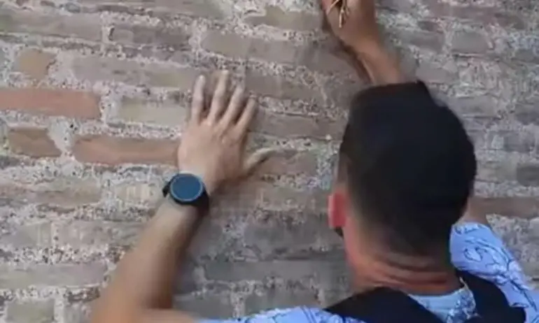 Иван, който оскверни Колизеума, може да получи от две до пет години затвор - Tribune.bg