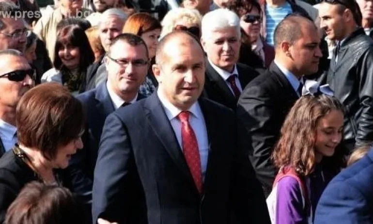 Президентът с тройна охрана – в мрежата питат от народа ли се пази - Tribune.bg