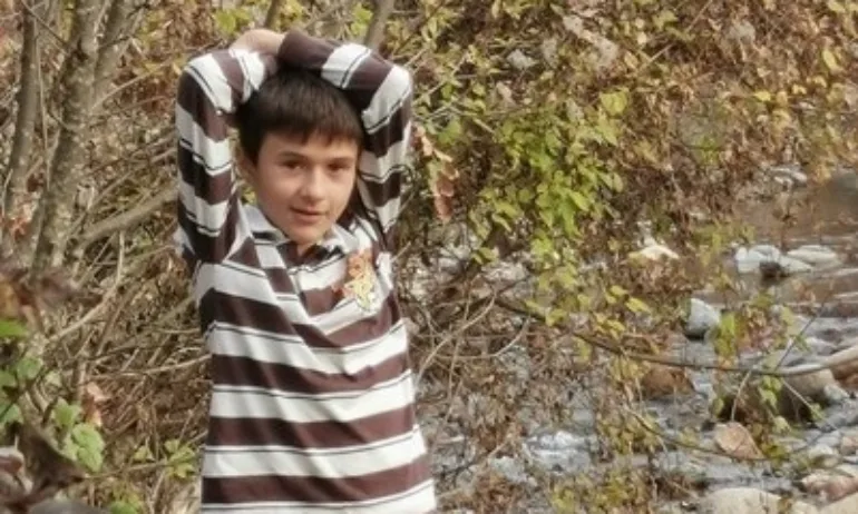 Водолази и пещерняци се включиха в издирването на Александър - Tribune.bg