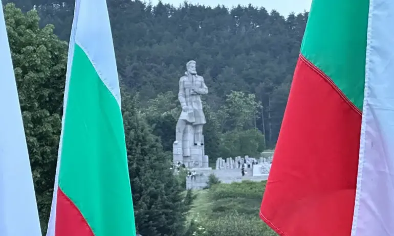 България отдава почит пред подвига на Христо Ботев и загиналите за свободата ни 