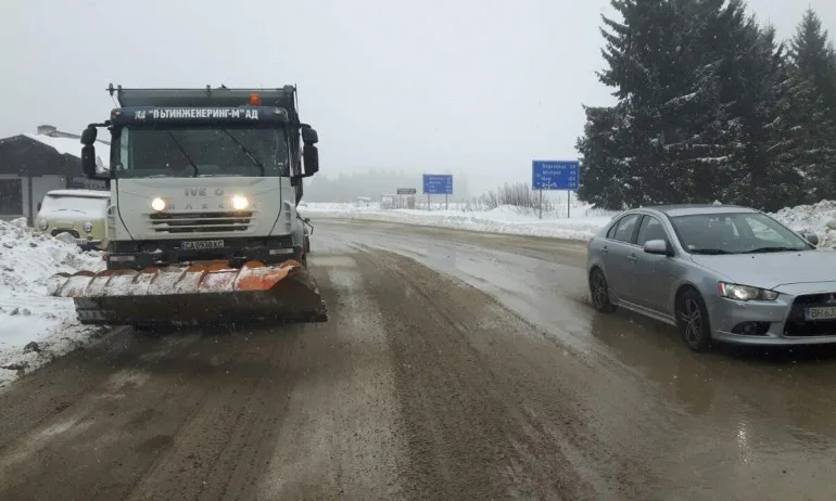 Близо 400 снегорина почистват пътищата в районите със сняг - Tribune.bg