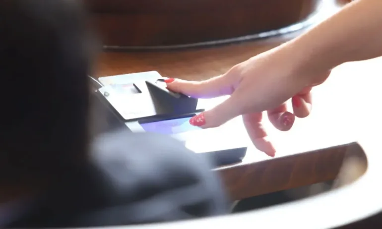 Патрашкова: Парламент от мухльовци, тъпаци, говеда, охлюви и хлебарки - Tribune.bg