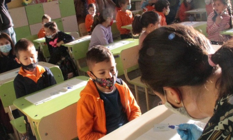 МОН: Над 3 пъти са се увеличили положителните тестове за коронавирус в училищата - Tribune.bg