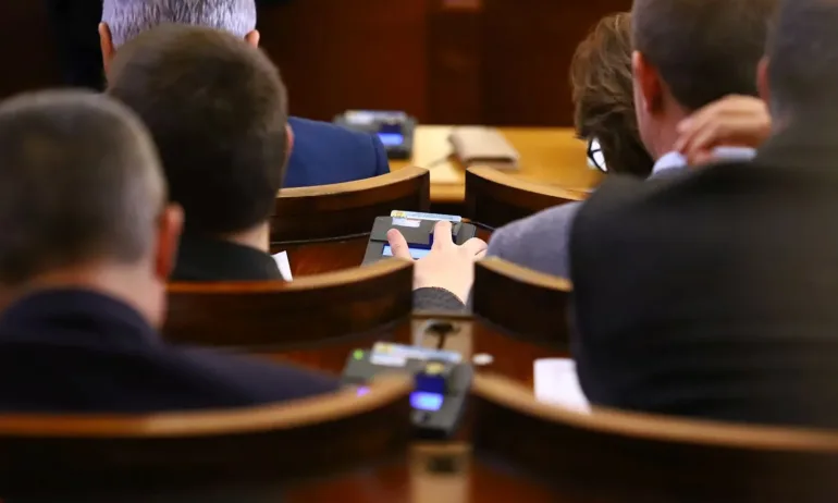 На второ четене: Изпращаме военна помощ за Украйна, БСП искат вето от Радев - Tribune.bg