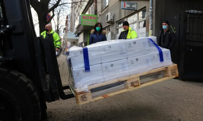 Пристигнаха 52 800 дози от ваксината на AstraZeneca - Tribune.bg