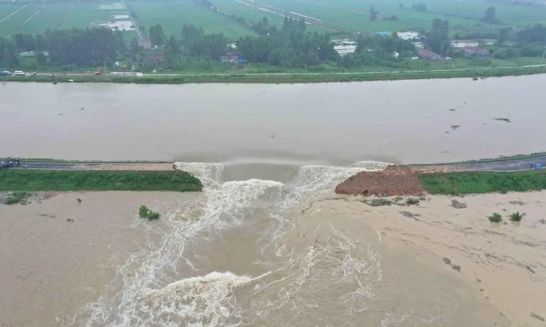 Над 200 000 евакуирани заради наводненията в Китай - Tribune.bg