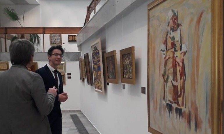 Добре е! Културният министър се оказа в Кюстендил и отиде на изложба - Tribune.bg