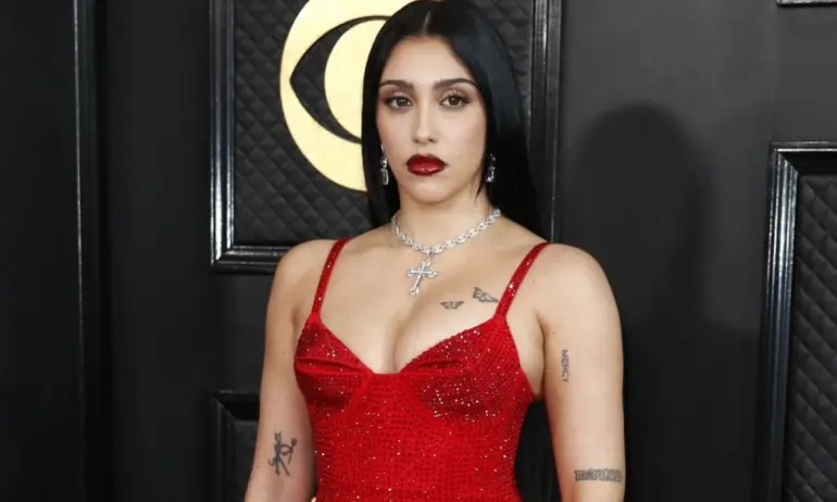 Дъщерята на Мадона се разголи: Позира само с чанти и ботуши (СНИМКИ) - Tribune.bg