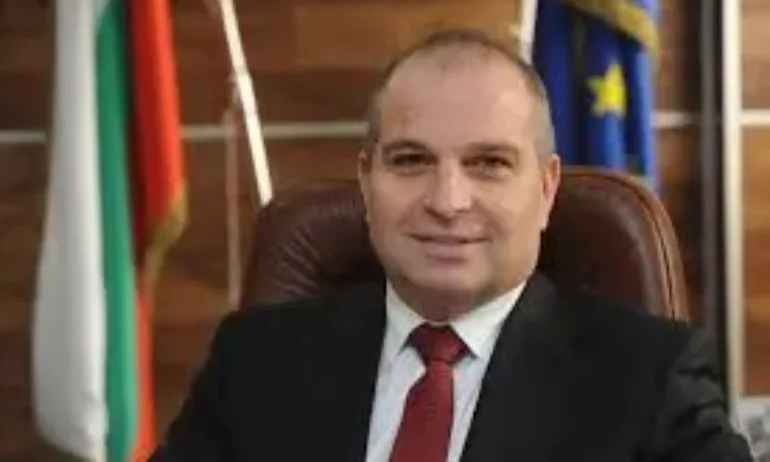 Гроздан Караджов ще въведе в експлоатация три нови локомотива Смартрон - Tribune.bg