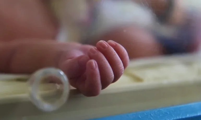 Започва проверката в сливенската неонатология след клипа с танцуващите акушерки - Tribune.bg