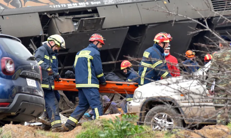 Разпознати са 57-те жертви на влаковата катастрофа в Гърция, връщат телата на близките в затворени ковчези - Tribune.bg