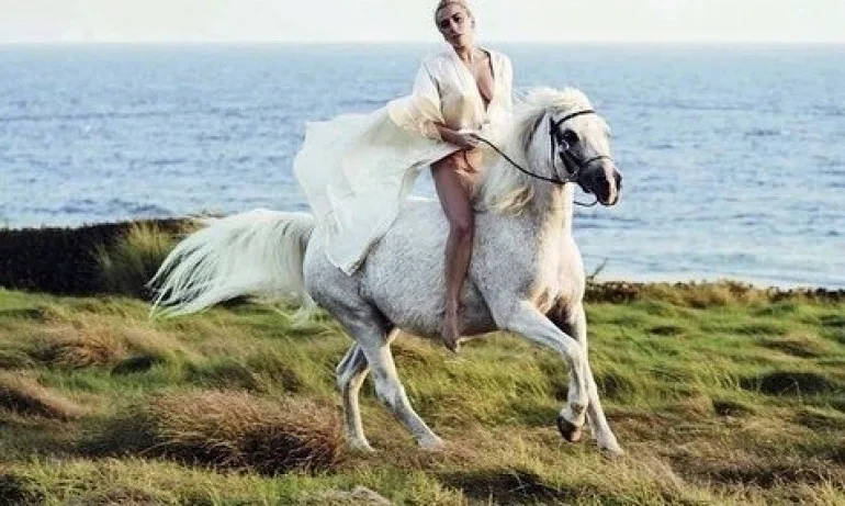 Лейди Гага страда за любимия си кон Арабела - Tribune.bg