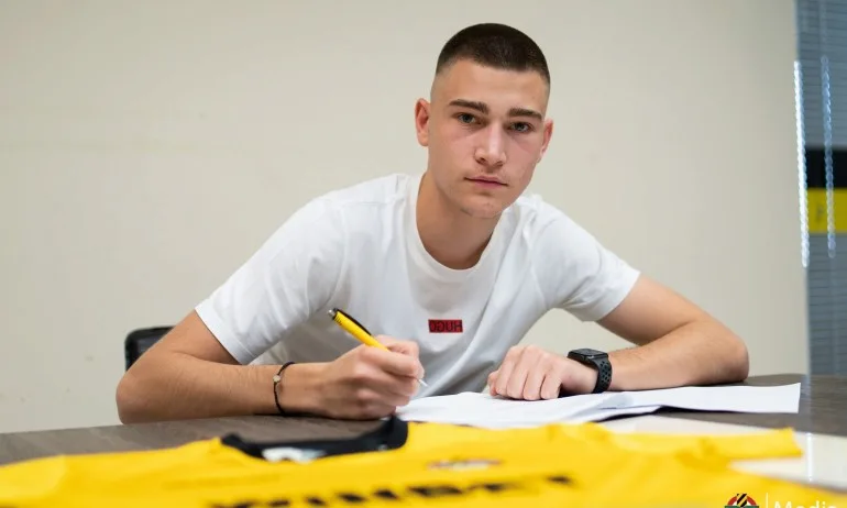 Атанас Чернев подписа първи професионален договор с Ботев - Tribune.bg