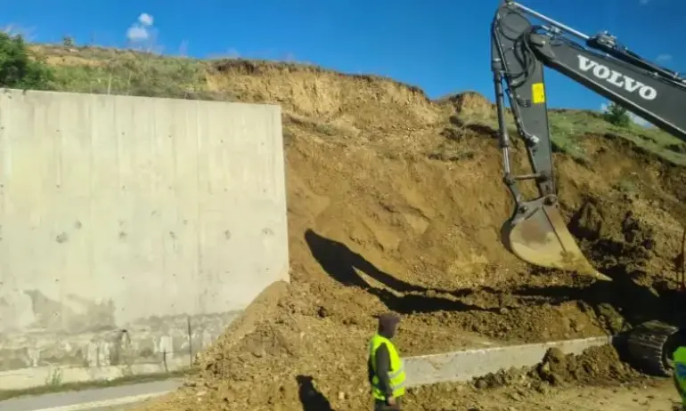 Укрепването на срутената стена на магистрала  „Струма” продължава 