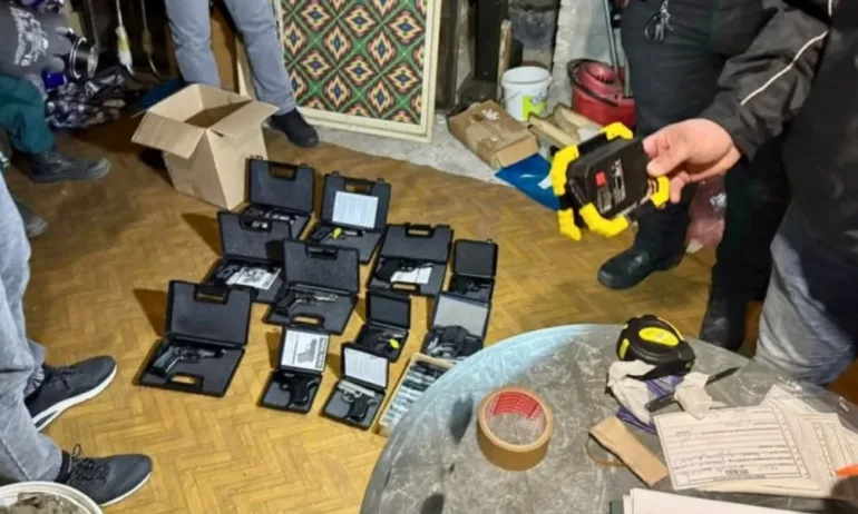 ГДБОП разкри най-големия арсенал от незаконни оръжия у нас (СНИМКИ) - Tribune.bg