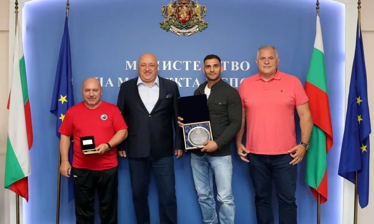 Министър Кралев награди джудиста Ивайло Иванов за успеха му на Европейските игри в Минск - Tribune.bg