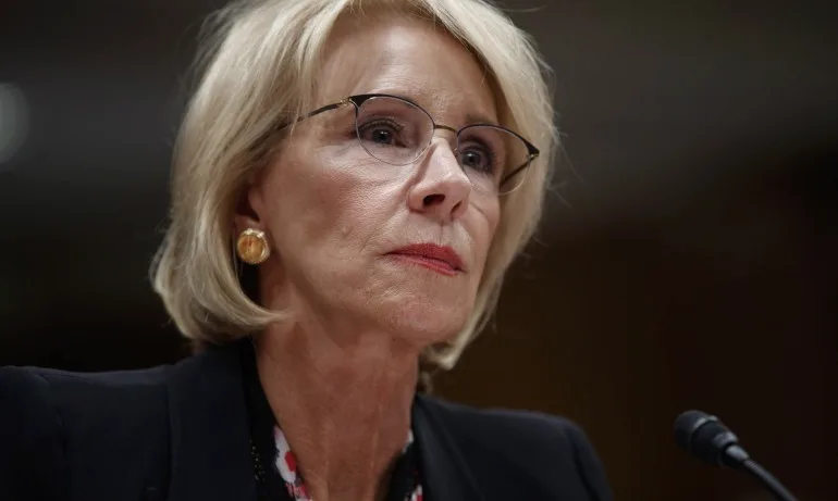 Оставки заради безредиците на Капитолия - Tribune.bg