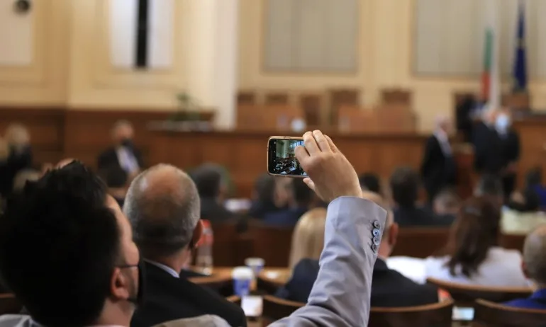 Наивните поколения на децата на късния социализъм днес се изправят пред демоните на своите родители… - Tribune.bg